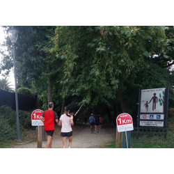 Panneau borne kilométrique Arrivée 1 km personnalisé Aquilux 50 x 60 cm – Signalétique course & événement sportif