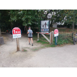 Panneau borne kilométrique Arrivée 1 km personnalisé Aquilux 50 x 60 cm – Signalétique course & événement sportif
